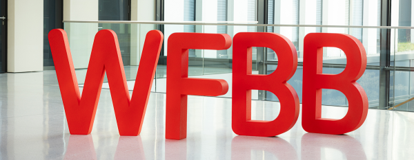 Die vier roten WFBB Buchstaben