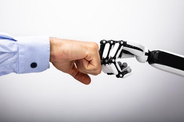 Foto Künstliche Intelligenz_Begrüßung Menschenhand und Roboterhand